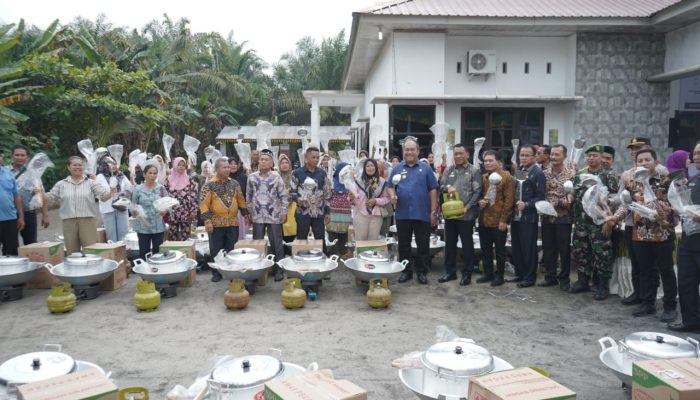 Bupati Berikan Bantuan Sosial Ekonomi Masyarakat 