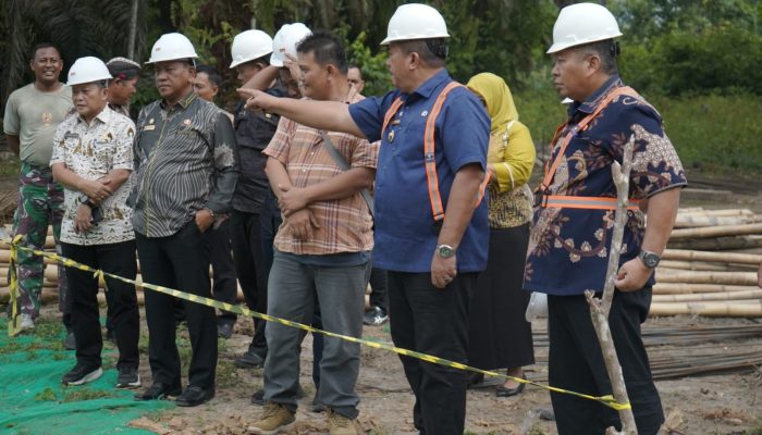 Bupati Tinjau Langsung Jalan Longsor  di Kecamatan BP Mandoge