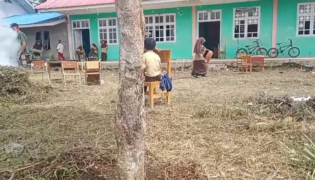 Pihak sekolah dan siswa gotong royong bersihkan sekolah SD Sepeden (dok Ist).