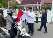 Bupati Pidie Bersama Wakil Bupati Bagi-Bagi Bendera Merah Putih Kepada Masyarakat