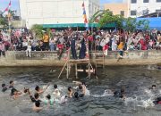 Tangkap Bebek dan Pukul Bantal Meriahkan HUT RI 80 di Krueng Lampaseh, Disaksikan Seribuan Warga