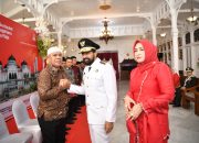 Peringatan HUT RI ke-80, Gubernur Aceh dan Istri Serahkan Cendera Mata kepada Keluarga Pahlawan