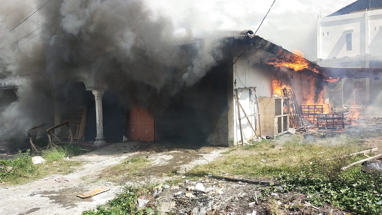 Gudang Spring Bet dan panglong yang ludes terbakar di Bener Meriah(dok Ist).