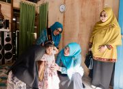 Jalan 30 Km dari Kota, Kak Marlina Usman Jemput Anak Antar ke Sekolah di Pedalaman Aceh Tengah