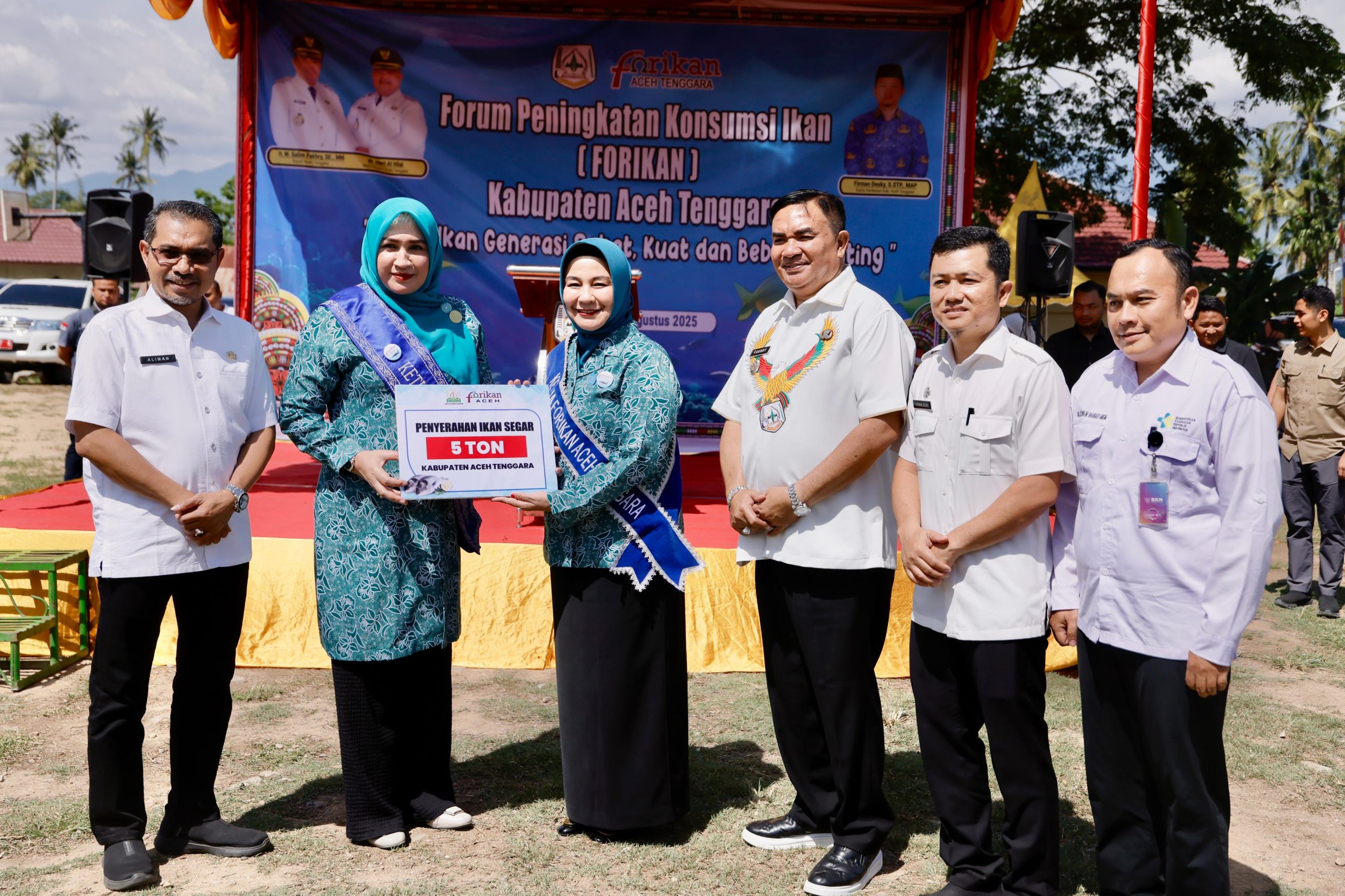 Ketua Forum Peningkatan Konsumsi lkan Nasional (Forikan) Aceh, Marlina Usman didampingi Bupati Aceh Tenggara, H. M. Salim Fakhry, SE, MM, beserta Ketua Forikan Aceh Tenggara Hj. Nurjanah Fakhry, dan Kepala Dinas Kelautan & Perikanan Aceh, Aliman, SPi, M.Si, menyerahkan 5 Ton Ikan Segar kepada masyarakat secara simbolis pada kegiatan Gerakan Memasyarakatkan Makan Ikan (Gemarikan) di Desa Rikit Bur 2, Kecamatan Bukit Tusam, Aceh Tenggara, Rabu (27/8/2025).