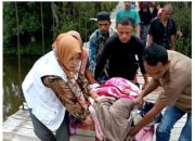 Viral! Ibu Hamil di Aceh Tengah Dievakuasi Pakai Gerobak Sorong Lewati Jembatan Gantung Menuju RS