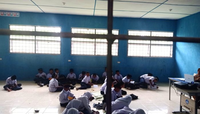 Tidak Ada Kursi, Puluhan Siswi SMP Aceh Tengah Harus Belajar di Atas Karung Goni