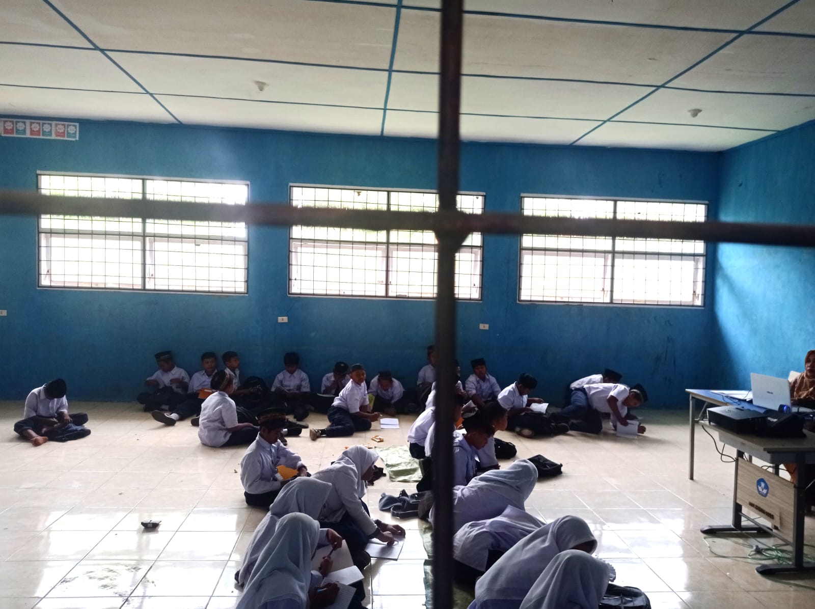 Puluhan Siswa Siswi Sekolah Menengah Pertama (SMP) Negeri 32 Takengon yang terletak di Kampung Kekuyang, Kecamatan Ketol, Kabupaten Aceh Tengah terpaksa harus belajar dengan cara duduk dilantai [Foto/Gona]