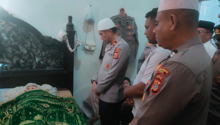 Kapolda Aceh Brigjen Pol Marzuki Ali Basyah Melayat ke Rumah Duka Istri Personel Satlantas  Polres Pidie