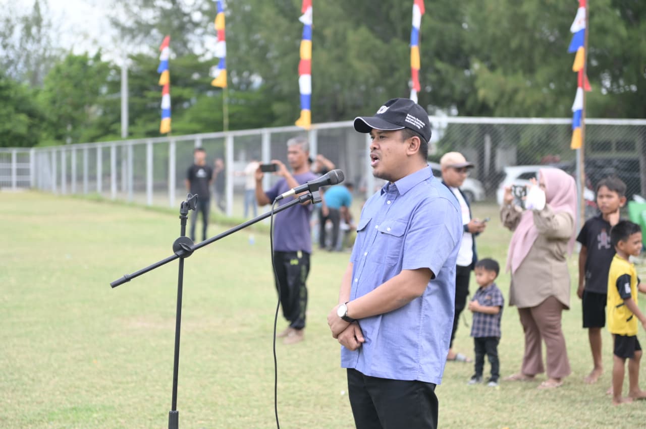 Wakil Ketua DPRK Banda Aceh Daniel Abdul Wahab saat membuka perlombaan galah di Lapangan Lambung, Kota Banda Aceh, Minggu 17 Agustus 2025 [Foto/For habanusantara]