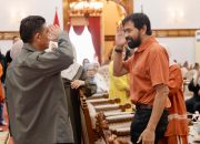 Gubernur Aceh Muzakir Manaf di dampingi istri Marlina Usman menerima kunjungan silaturahmi Kepala Kepolisian Daerah Aceh Brigjen Marzuki Ali Basyah bersama keluarganya di Meuligoe Gubernur Aceh, Minggu (24/8/2025).