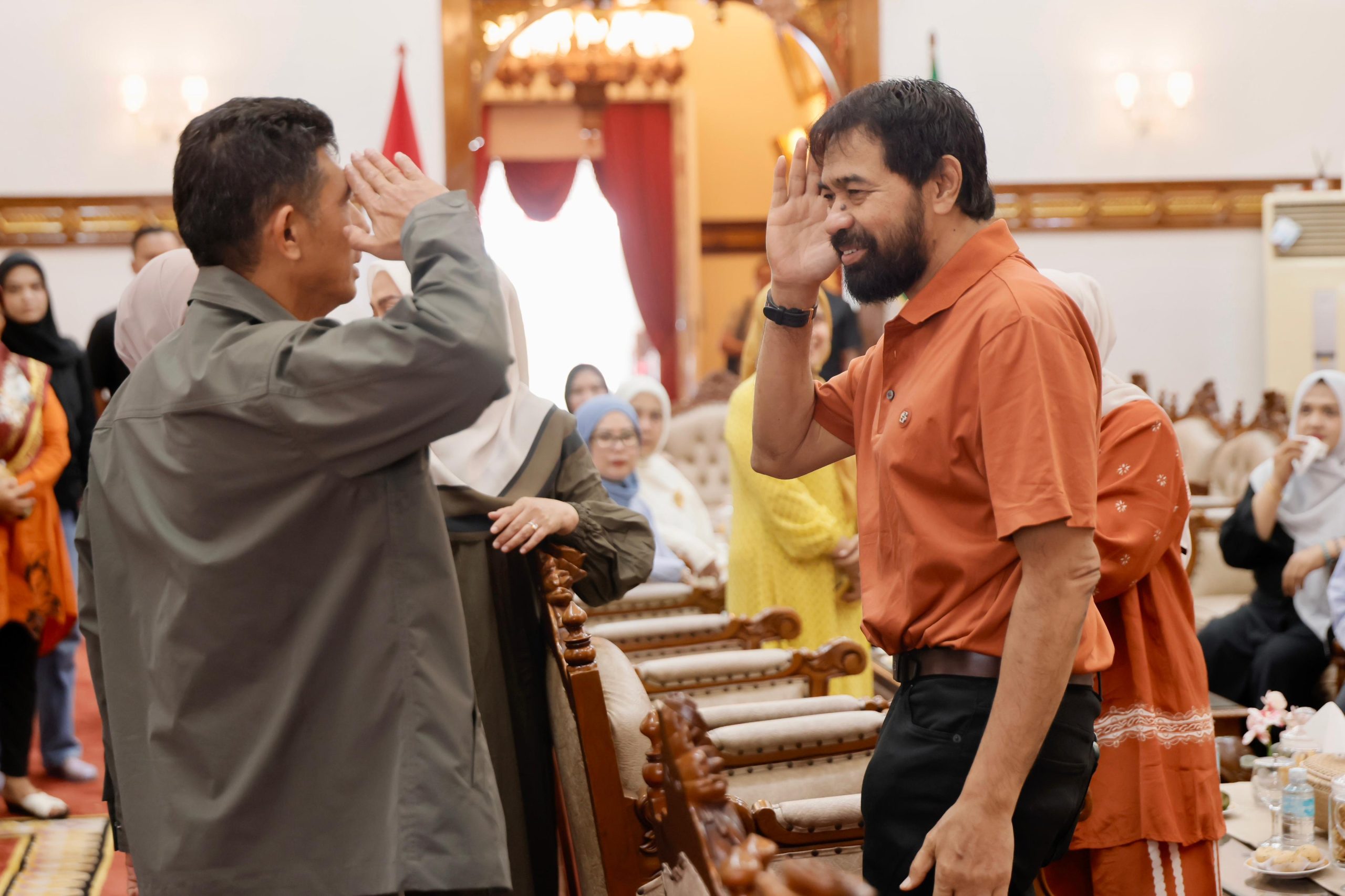 Gubernur Aceh Muzakir Manaf di dampingi istri Marlina Usman menerima kunjungan silaturahmi Kepala Kepolisian Daerah Aceh Brigjen Marzuki Ali Basyah bersama keluarganya di Meuligoe Gubernur Aceh, Minggu (24/8/2025).