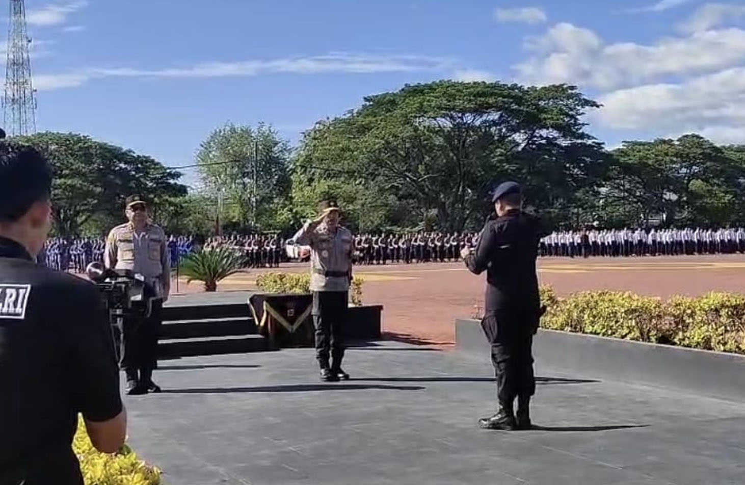 Danden Gegana Satbrimob Polda Aceh, Kompol Akmal, tampil sebagai Perwira Upacara dalam prosesi serah terima Pataka Polda Aceh “Machdum Sakti” yang digelar di Mapolda Aceh, Sabtu (23/8/2025).