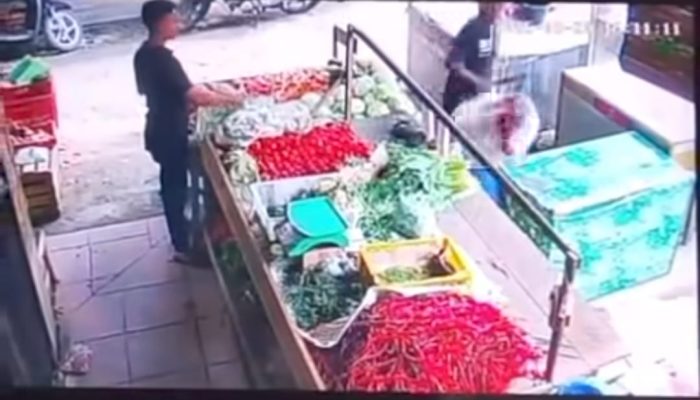 Viral! Pedagang Sayur di Pasar Samalanga Dibacok Pria Misterius saat Layani Pembeli