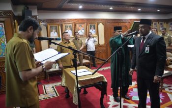 Gubernur Aceh, Muzakir Manaf melantik Fadhil Ilyas sebagai Direktur Utama PT. Bank Aceh Syariah Periode 2025 sd 2029 di kantor gubernur Aceh, Senin, 08/09/2025.