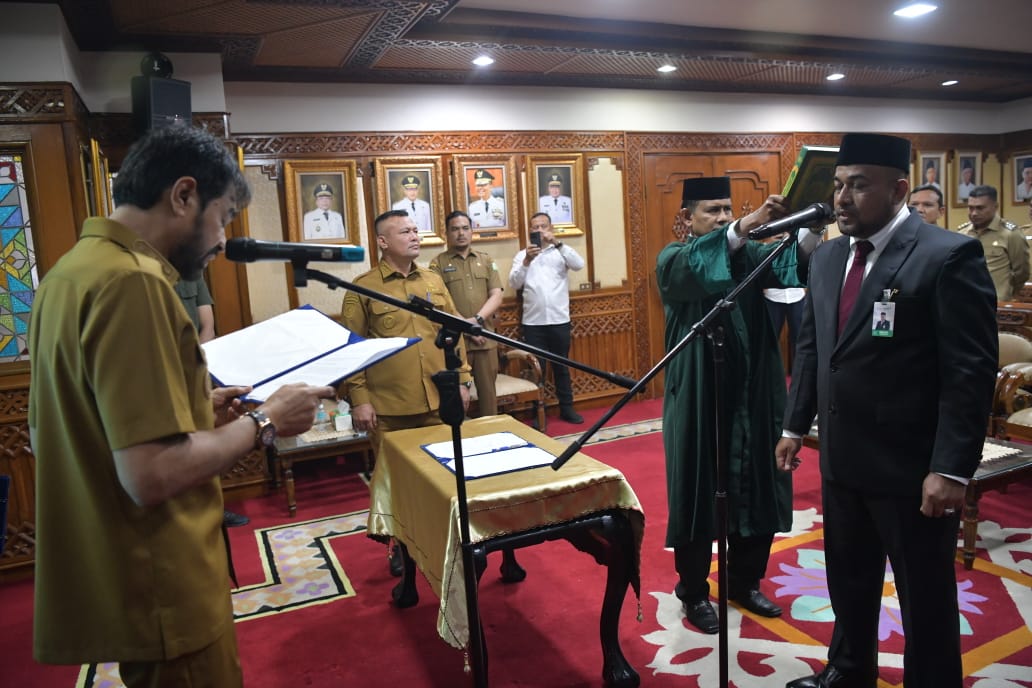 Gubernur Aceh, Muzakir Manaf melantik Fadhil Ilyas sebagai Direktur Utama PT. Bank Aceh Syariah Periode 2025 sd 2029 di kantor gubernur Aceh, Senin, 08/09/2025.