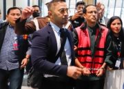 Mantan Menteri Pendidikan, Kebudayaan, Riset dan Teknologi (Mendikbudristek) Nadiem Makarim (tengah) dibawa ke mobil tahanan usai menjalani pemeriksaan di Kejaksaan Agung, Jakarta, Kamis (4/9/2025). [Suara.com/Alfian Winanto]