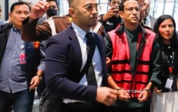 Mantan Menteri Pendidikan, Kebudayaan, Riset dan Teknologi (Mendikbudristek) Nadiem Makarim (tengah) dibawa ke mobil tahanan usai menjalani pemeriksaan di Kejaksaan Agung, Jakarta, Kamis (4/9/2025). [Suara.com/Alfian Winanto]