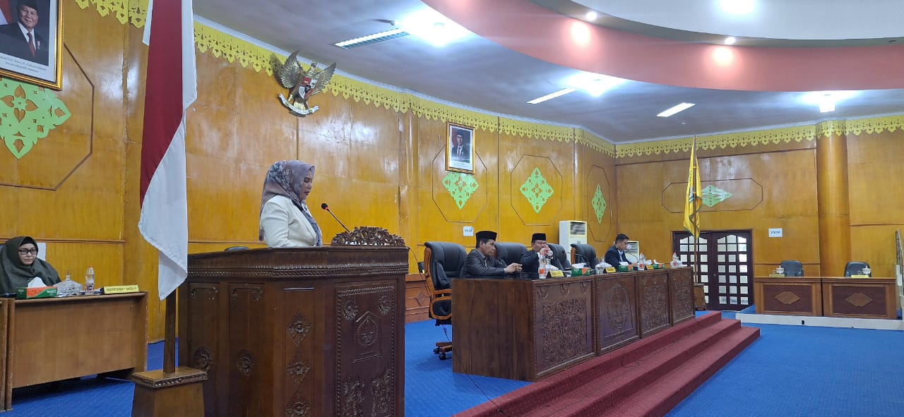 Juru Bicara, Erawati IS dalam penyampaian Pendapat Panitia Anggaran dalam Rapat Paripurna ke 4 Terhadap KUA dan PPAS Tahun 2026 yang berlangsung, di ruang utama, setempat, Senin, (8/9/2026). (dok/Ist).