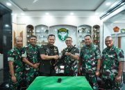 Pangdam IM Terima Dua Pucuk Senjata Api dan Selembar Bendera Bulan Bintang Diserahkan Warga