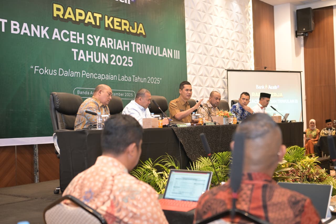 Sekretaris Daerah Aceh, M. Nasir, membuka rapat kerja PT Bank Aceh Syariah Triwulan III Tahun 2025 di Hotel Ayani Peunayong Banda Aceh, 15/9/2025.