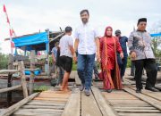 Jalan Rusak & Tak Ada Jembatan, Gubernur Aceh Naik Rakit ke Kuala Baru