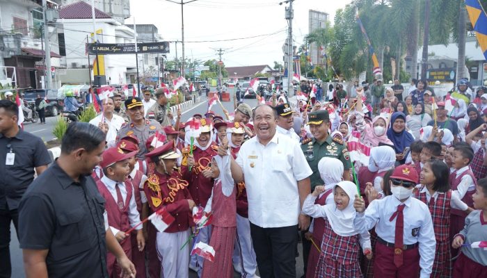 Bupati Bagikan Bendera: Jangan Sampai Simbol Negara Kalah dari Bendera Fiksi