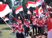 Sambut HUT ke-80 RI Bupati Kibarkan Bendera Merah Putih di Air Terjun Simonang- monang