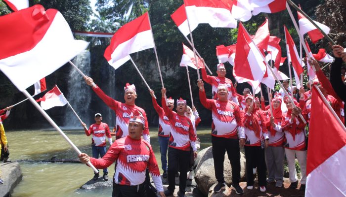 Sambut HUT ke-80 RI Bupati Kibarkan Bendera Merah Putih di Air Terjun Simonang- monang