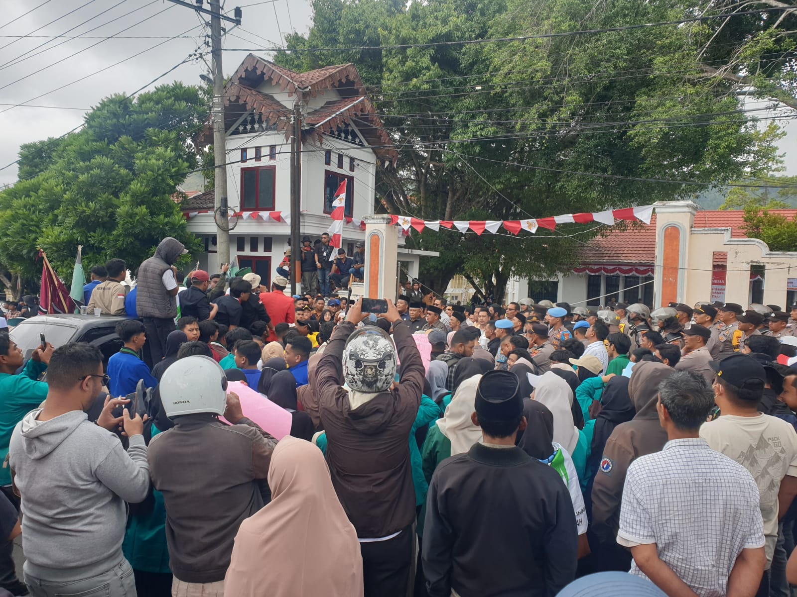 Masa sampaikan orasinya  di depan Kantor DPRK Aceh Tengah [dok Gona].