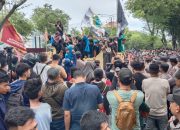 Ribuan Massa Aksi di Aceh Tak Diizinkan Masuk ke Halaman DPRA