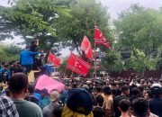 Bendera Bulan Bintang Berkibar Saat Aksi Demo di DPR Aceh