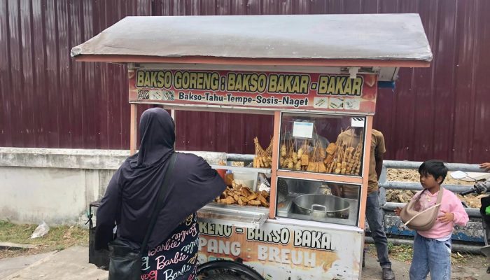 Demo di DPR Aceh, Ada Pedagang Raup Rezeki, Ada Pula yang Sepi Pembeli