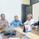 Kabid Humas Polda Aceh, Kombes Pol Joko Krisdiyanto didampingi Ketua PWI Aceh, Nasir Nurdin bersilaturahmi sambil mendiskusikan berbagai isu terkini terkait tugas-tugas Polri dan kemitraan dengan wartawan di Kantor PWI Aceh, kawasan Simpang Lima, Banda Aceh, Kamis, 4 September 2025. (Foto/Syahril Ahmad).