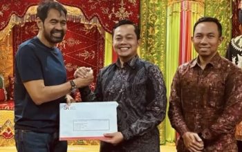Kepala OJK Aceh, Daddi Peryoga (kanan) saat menyerahkan hasil fit and proper test calon Direksi Bank Aceh Syariah kepada Gubernur Aceh Muzakir Manaf (kiri) di Pendopo Gubernur Aceh, Selasa malam (2/9/2025) [Foto/HO For Habanusantara]