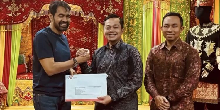 Kepala OJK Aceh, Daddi Peryoga (kanan) saat menyerahkan hasil fit and proper test calon Direksi Bank Aceh Syariah kepada Gubernur Aceh Muzakir Manaf (kiri) di Pendopo Gubernur Aceh, Selasa malam (2/9/2025) [Foto/HO For Habanusantara]