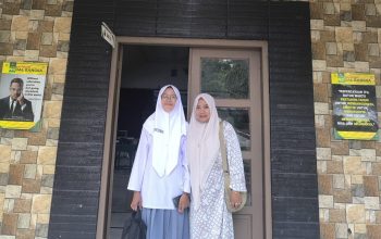 Kanan siswi SMA 1 Nisam Nurlina Fitria Kiri: Kepala Sekolah SMA Negeri 1 Nisam Juni Karwati,S.pd