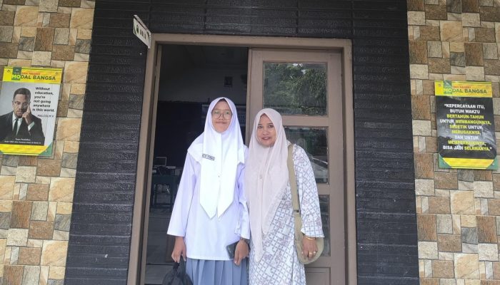 Kepala Sekolah SMA 1 Nisam Puji Nurliya Fitrina yang Lolos Olimpiade Fisika Nasional 2025