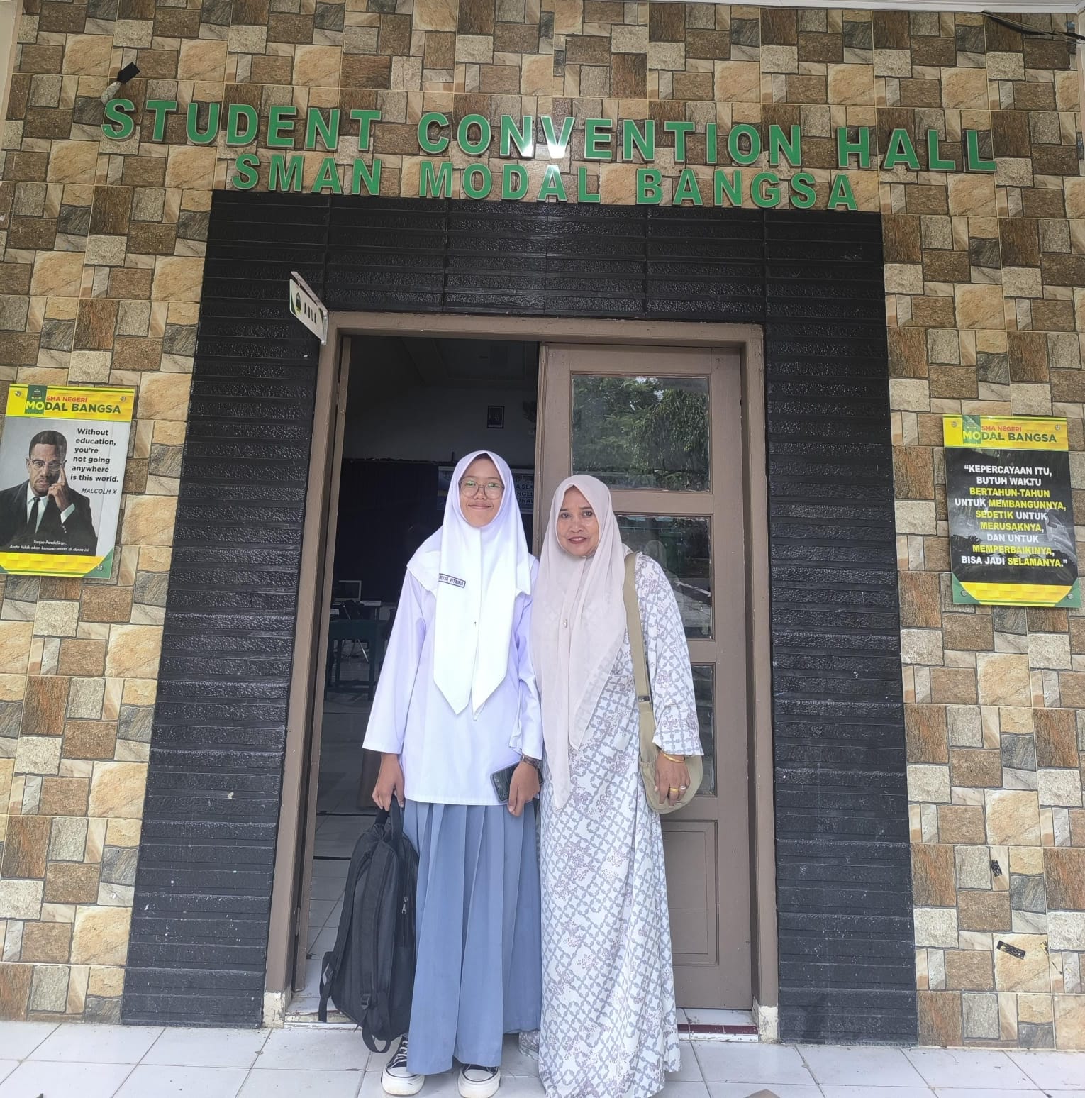 Kanan siswi SMA 1 Nisam Nurlina Fitria Kiri: Kepala Sekolah SMA Negeri 1 Nisam Juni Karwati,S.pd