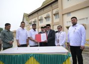 Gubernur Aceh, Muzakkir Manaf, menyerahkan rumah sakit Regional Aceh tengah kepada Bupati Aceh Tengah Haili Yoga di halaman Rumah Sakit Regional Aceh Tengah, 9/9/2025. Turut Didampingi Sekda Aceh, M. Nasir, kadis Perkim T. Aznal dan Wakil Bupati Aceh Tengah