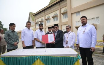 Gubernur Aceh, Muzakkir Manaf, menyerahkan rumah sakit Regional Aceh tengah kepada Bupati Aceh Tengah Haili Yoga di halaman Rumah Sakit Regional Aceh Tengah, 9/9/2025. Turut Didampingi Sekda Aceh, M. Nasir, kadis Perkim T. Aznal dan Wakil Bupati Aceh Tengah