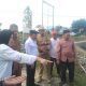Bupati Pidie H. Sarjani Abdullah Di Dampingi Kadis Pertanian H. Hasballah Meninjau Saluran Irigasi Tani