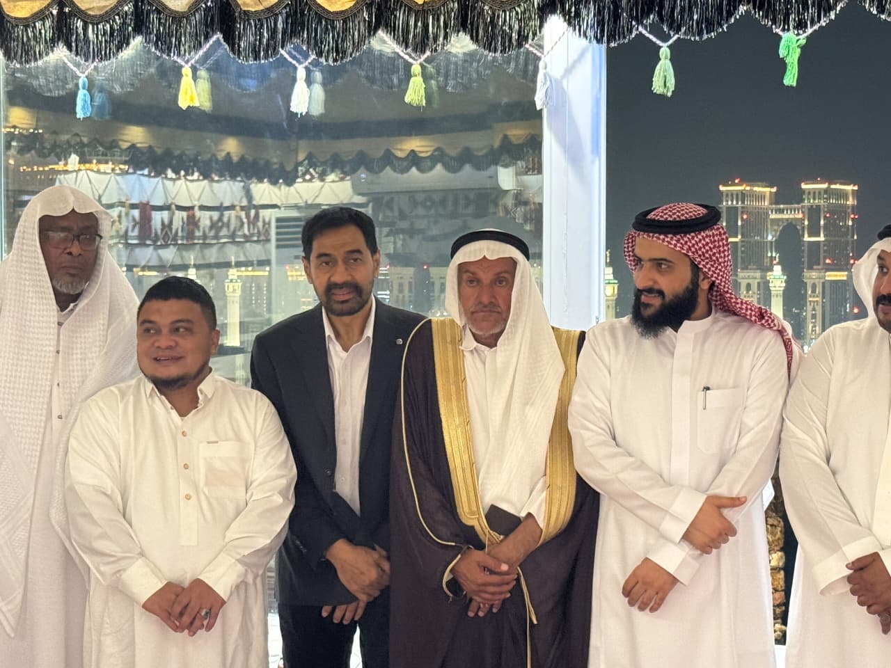 Gubernur Aceh, H. Muzakir Manaf, melakukan pertemuan & memaparkan berbagai peluang investasi di Aceh kepada para investor asal Timur Tengah dalam sebuah pertemuan di Kota Makkah Al-mukarramah, Kamis, 16 okt 2025