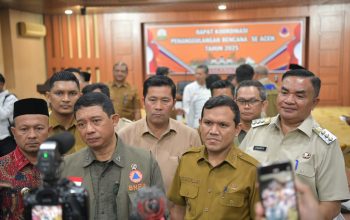 Wakil Gubernur Aceh, Fadhlullah, SE., beramah tamah dengan kepala BNPB RI, Letjen TNI Suharyanto dan rombongan di Pendopo Gubernur Aceh, senin, 27/10/2025