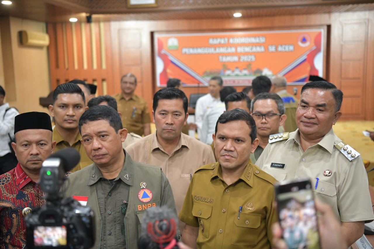 Wakil Gubernur Aceh, Fadhlullah, SE., beramah tamah dengan kepala BNPB RI, Letjen TNI Suharyanto dan rombongan di Pendopo Gubernur Aceh, senin, 27/10/2025