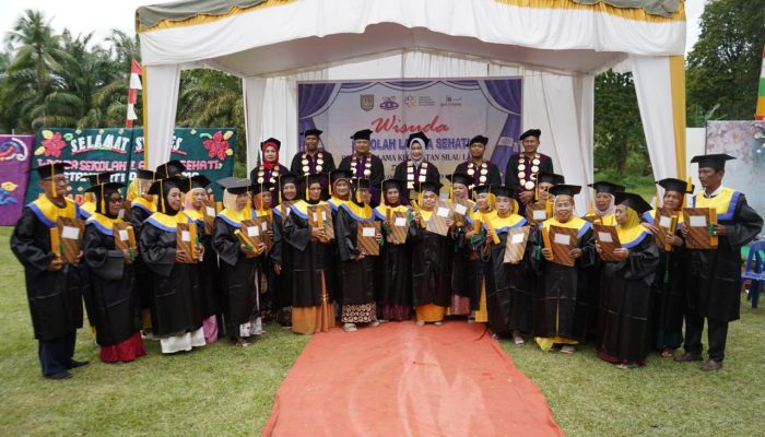25 Lansia Sehati  Kabupaten Asahan Di Wisuda Wakil Bupati