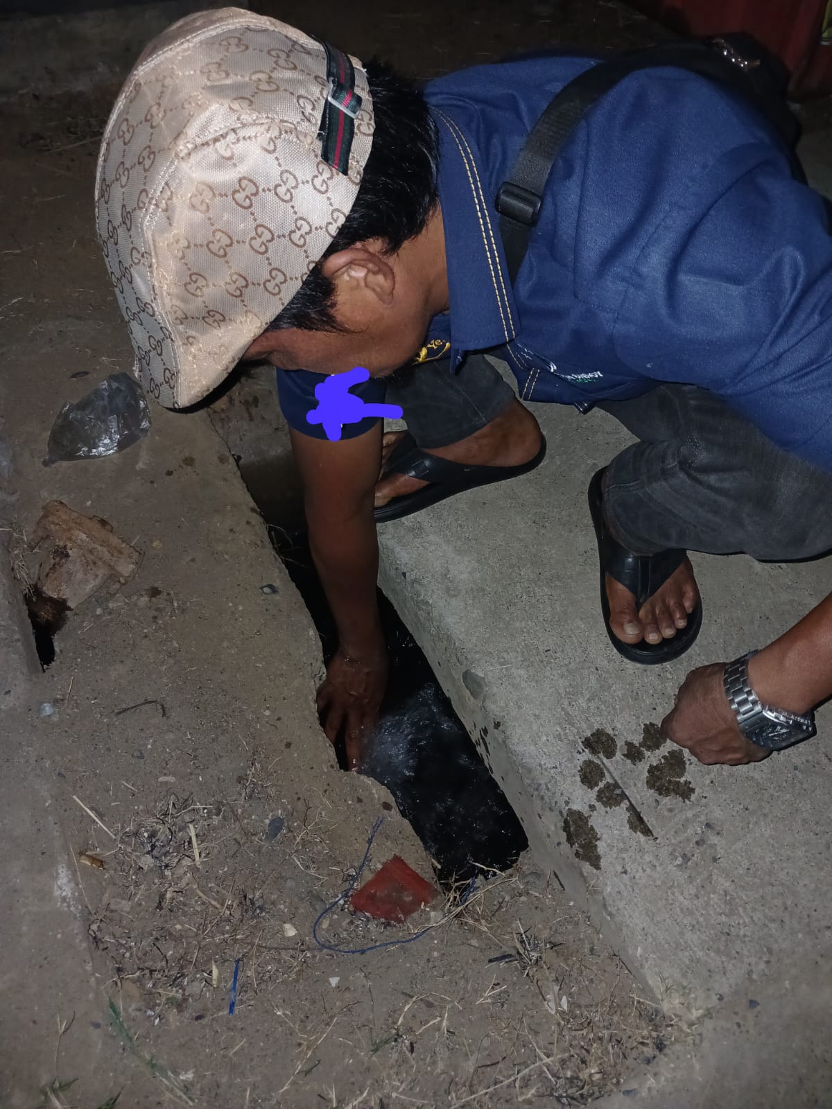 Petugas Perumdam Tirta Daroy aNormalisasi  jln utama malem dagang keudah