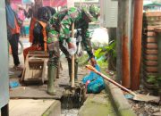 Prajurit TNI dan Warga Bersatu Jaga Lingkungan Pasar Kuala Simpang