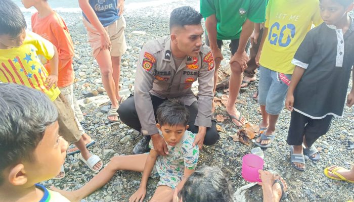 Aksi Cepat Polisi Aceh Selatan Selamatkan Anak Tenggelam di Laut Tapaktuan