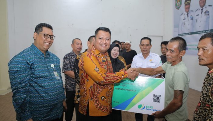 4. 900 Pekerja Asahan Menerima Kartu BPJS Ketenagakerjaan 